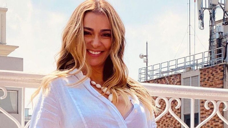 Mônica Martelli esbanja beleza na praia com biquíni branco - Reprodução/Instagram