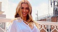 Mônica Martelli esbanja beleza na praia com biquíni branco - Reprodução/Instagram