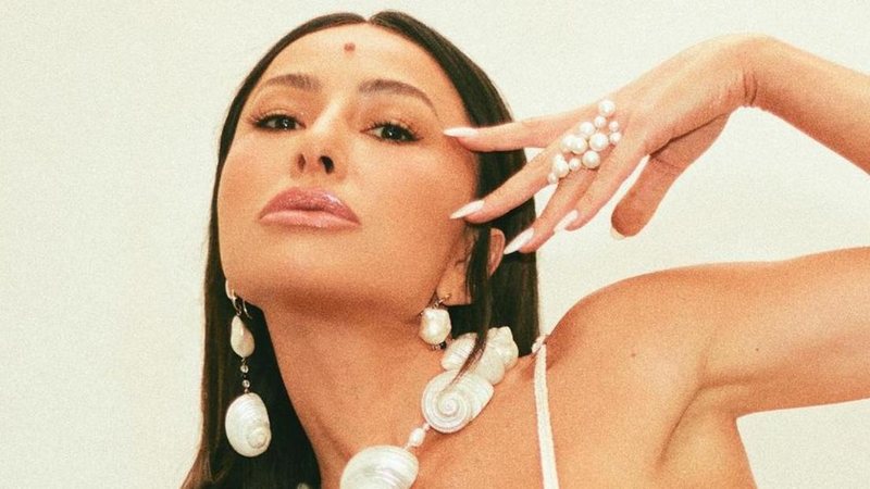 Sabrina Sato exibe corpo escultural com calcinha de strass - Reprodução/Instagram