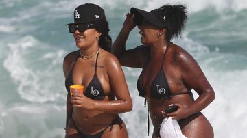 Ludmilla e a mãe, Silvana Oliveira, na praia - DILSON SILVA/AgNews