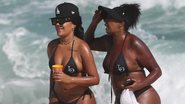 Ludmilla e a mãe, Silvana Oliveira, na praia - DILSON SILVA/AgNews