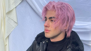 Lucas Pretti surge de cabelo rosa para gravação de clipe - Divulgação