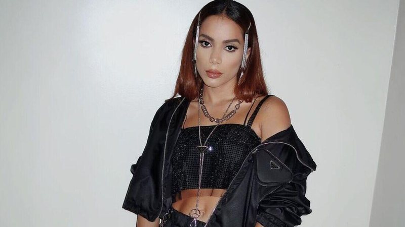 Anitta exibe barriga treinada em look de quase R$ 50 mil - Reprodução/Instagram