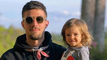 Chay Suede encanta ao surgir coladinho com sua filha, Maria - Reprodução/Instagram