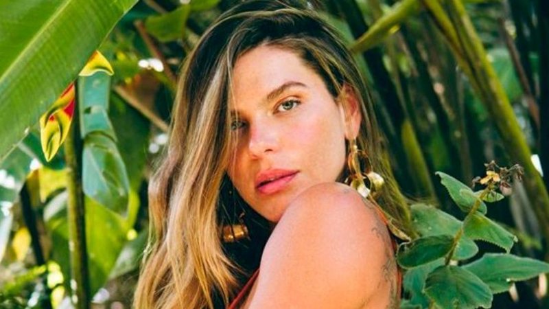 Modelo Mariana Goldfarb surge com cachorrinha na praia e encanta a web - Reprodução/Instagram