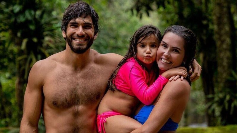 Deborah Secco rouba a cena com sua boa forma em foto com a família - Reprodução/Instagram