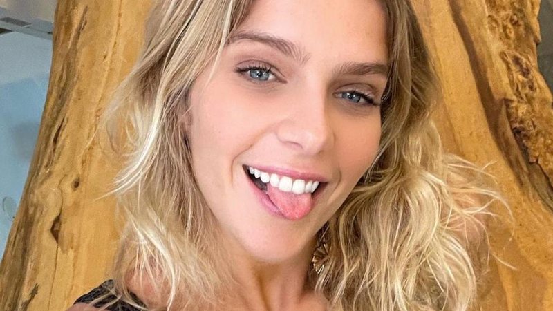 Na praia, Isabella Santoni passeia de barco só de biquíni - Reprodução/Instagram