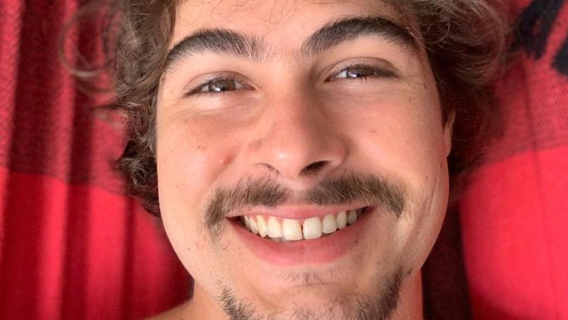 Tomando banho de piscina, Rafa Vitti aparece descamisado - Reprodução/Instagram