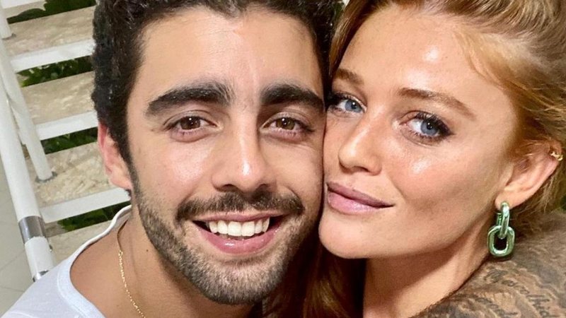 Cintia Dicker e Pedro Scooby surgem se abraçando no mar - Reprodução/Instagram