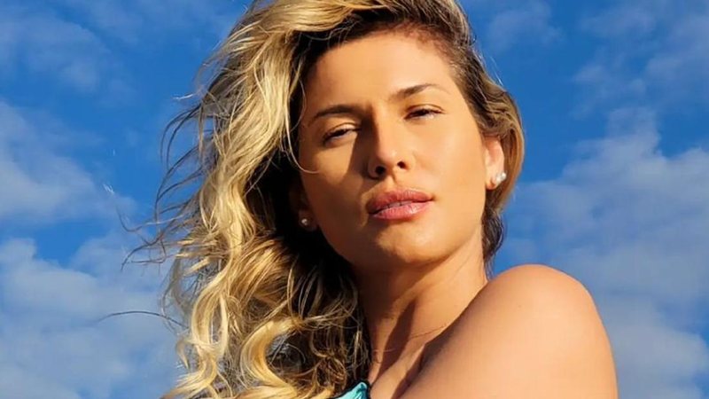 Lívia Andrade exibe pernas saradas durante passeio de barco - Reprodução/Instagram