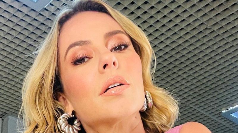 Atriz Paolla Oliveira posa com elenco em bastidores de nova novela das sete - Reprodução/Instagram