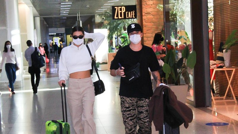 Sasha Meneghel e João Figueiredo embarcando em aeroporto - Fabrício Pioyani/ Agnews