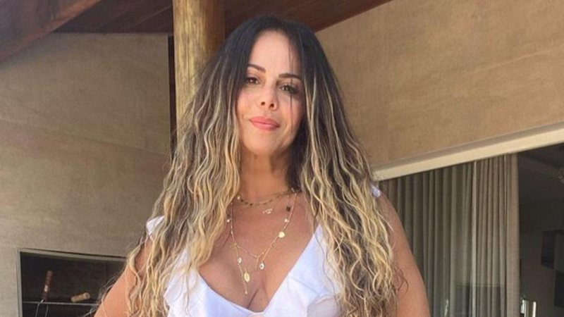 Atriz Viviane Araujo exibe curvas ao surgir de biquíni na praia - Reprodução/Instagram