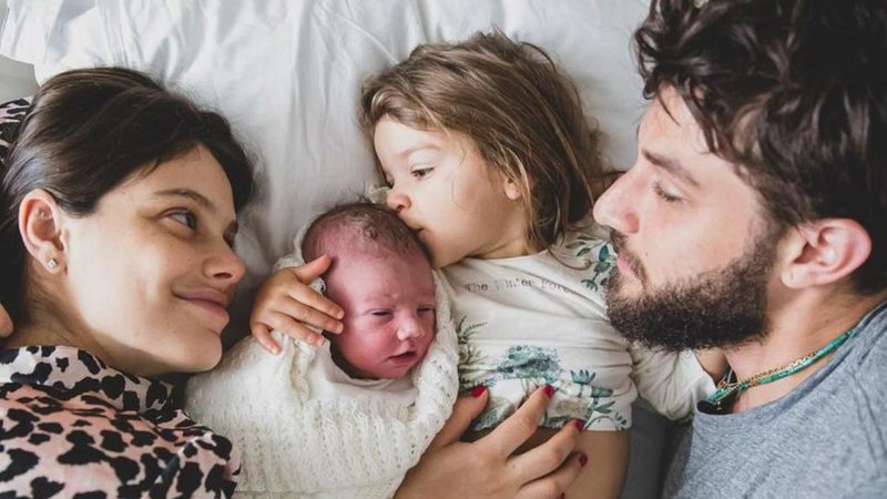 Laura Neiva posta foto de Chay com os filhos e se derrete - Hanna Rocha