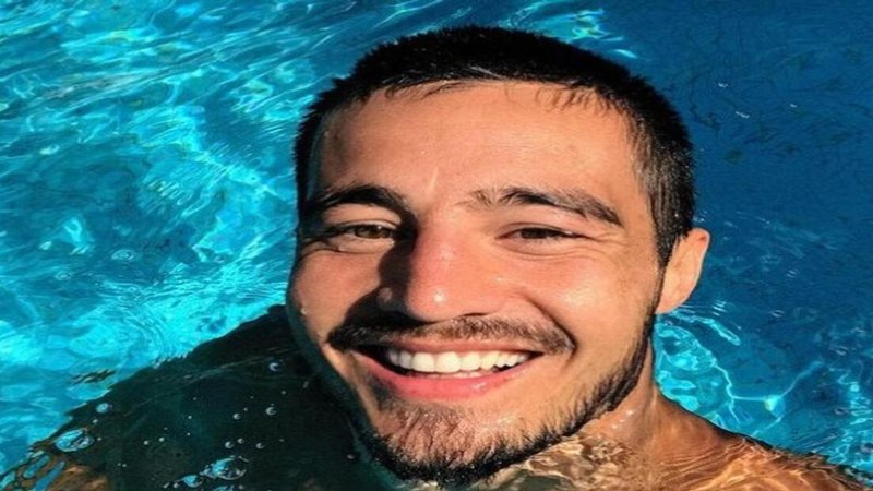 O cantor postou fotos mergulhando na piscina - Reprodução/Instagram