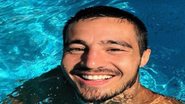 O cantor postou fotos mergulhando na piscina - Reprodução/Instagram