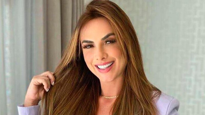 De costas, Nicole Bahls aparece de biquíni e rouba a cena - Divulgação/Instagram