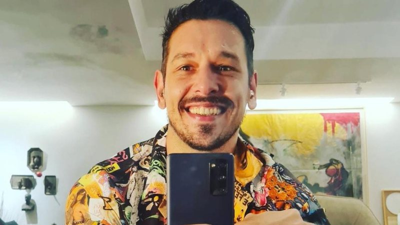 Na praia, João Vicente de Castro surge como salva-vidas - Reprodução/Instagram