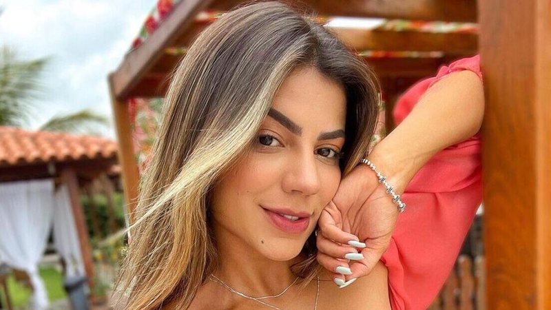 De top, Hariany Almeida mostra toda a barriga em aeroporto - Webert Belicio / Agnews