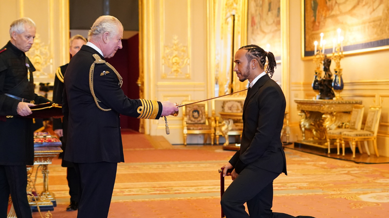 Lewis Hamilton é condecorado cavaleiro - Foto: Reprodução / The Royal Family