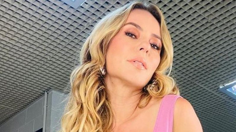 Paolla Oliveira empina o bumbum com biquíni azul fininho - Foto/Instagram