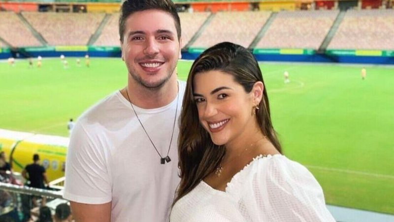 Vivian Amorim e Léo Hirschmann posam para cliques na Arena da Amazônia enquanto aguardam a chegada da primogênita Malu - Reprodução/Instagram