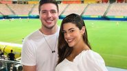 Vivian Amorim e Léo Hirschmann posam para cliques na Arena da Amazônia enquanto aguardam a chegada da primogênita Malu - Reprodução/Instagram