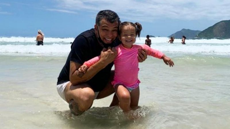 Mauricio Mattar curte praia coladinho com a filha, Ilha - Reprodução/Instagram