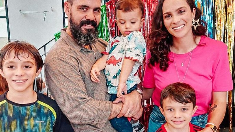 Letícia mostra Juliano Cazarré se divertindo com os filhos - Reprodução/Instagram