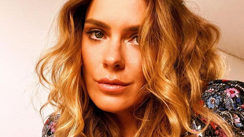 Carolina Dieckmann ostenta corpão em vestido vermelho - Reprodução/Instagram