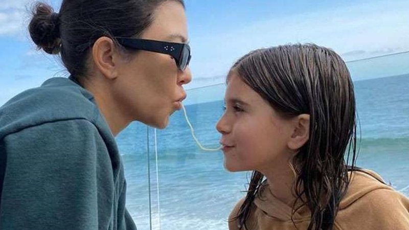 Kourtney combina roupa de R$ 26 mil com a filha, Penelope - Foto/Instagram