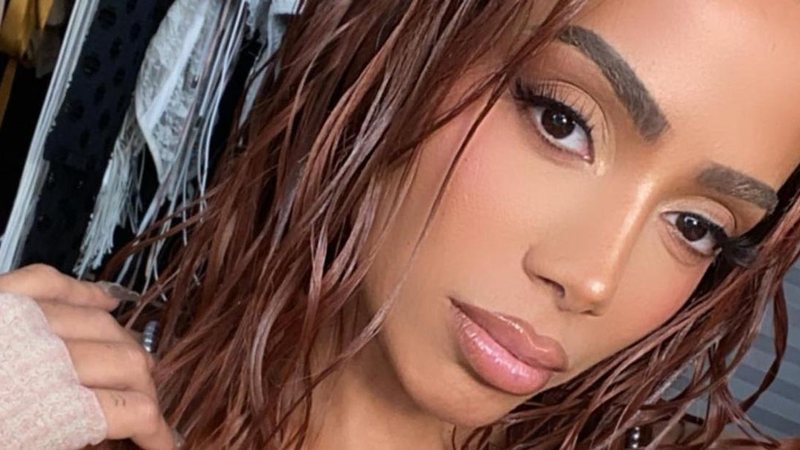 Anitta usa vestido curtinho avaliado de R$ 60 mil - Foto/Instagram