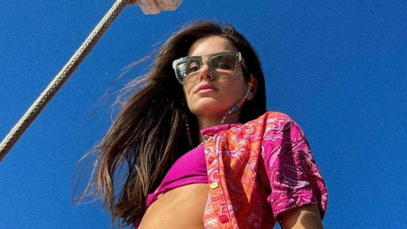 Atriz Camila Queiroz curte passeio de barco com o marido e as irmãs - Reprodução/Instagram