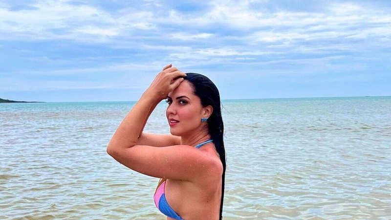 Graciele Lacerda esbanja curvas saradas em mergulho no mar - Reprodução/Instagram