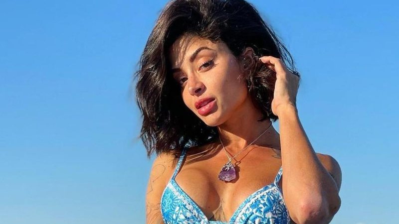 Aline Campos mostra toda a boa forma fazendo yoga na praia - Reprodução/Instagram