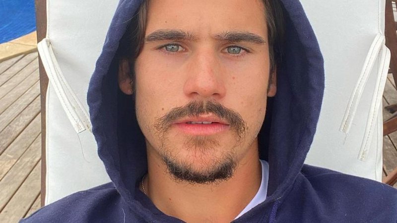 Nicolas Prattes ostenta corpão musculoso em clique paradísiaco - Foto/Instagram