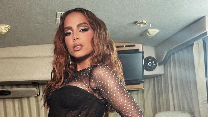 Anitta leva fãs à loucura com cliques só de camisa na neve - Foto/Instagram