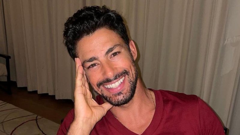 Cauã Reymond deixa a blusa desabotoada em clique paradisíaco - Foto/Instagram