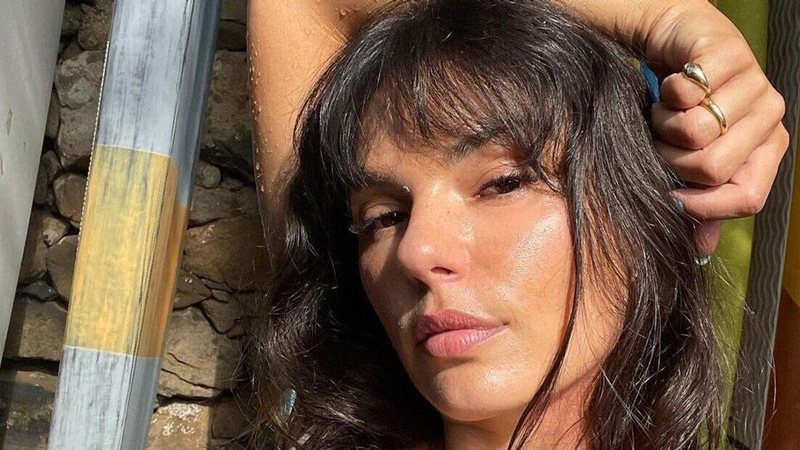 Isis Valverde aposta em micro-vestido preto com decote - Foto/Instagram