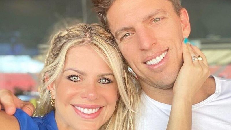 Karina Bacchi se derrete pelo relacionamento que possui com o marido, e faz texto especial sobre a união - Reprodução/Instagram