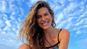 Mariana Goldfarb curte praia coladinha com seu cachorro - Reprodução/Instagram