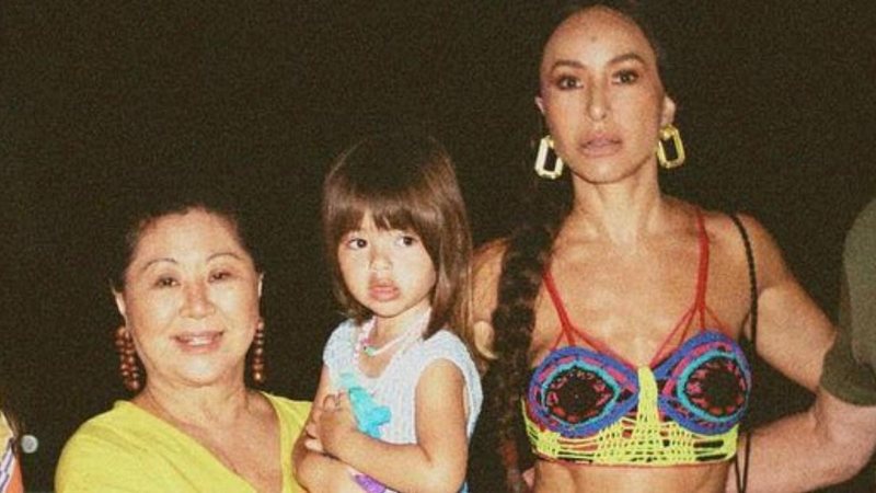 Sabrina Sato surge brincando na praia com a filha e a mãe - Reprodução/Instagram