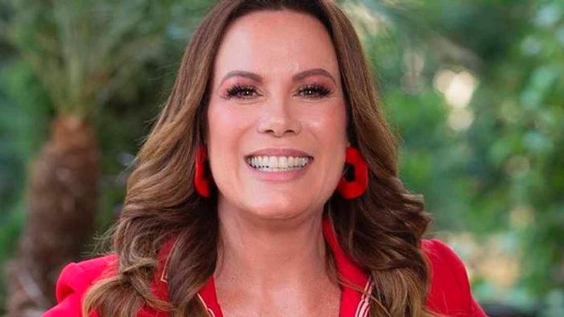 Aos 53 anos, Regina Volpato impressiona de biquíni em viagem de férias - Divulgação/TV Gazeta