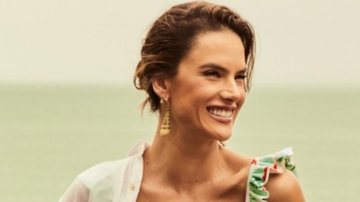 Alessandra Ambrósio exibe boa forma ao surgir de biquíni - Foto: Lufree