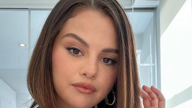 Selena Gomez apareceu em seu Instagram com o cabelo mais curto e um vestido preto com decote - Reprodução/Instagram