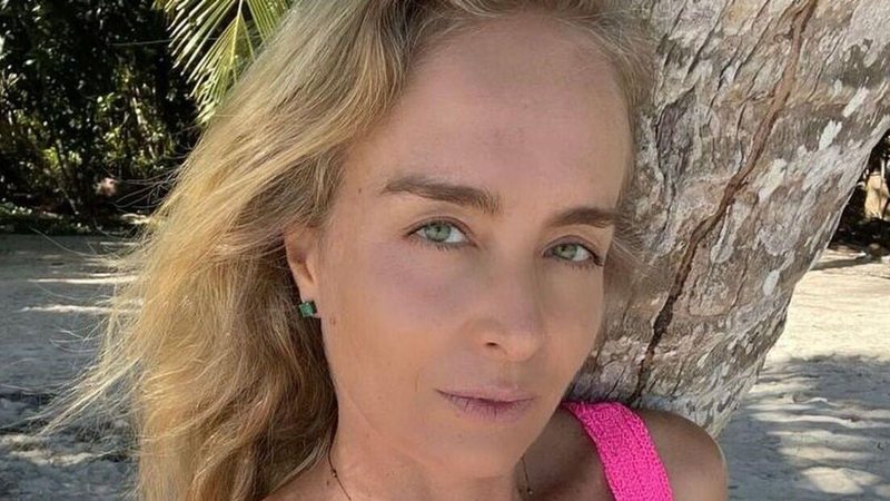 Angélica esbanja beleza na praia ao posar com biquíni rosa - Reprodução/Instagram