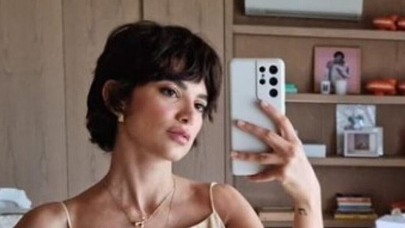 Na selfie, a cantora mostrou seu cabelo curto enquanto arrasava em um vestido bege - Reprodução/Instagram