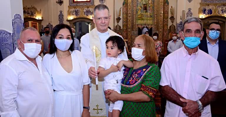 Sidney, Sai Ponjan, Padre Décio, José Messias, Lampan Ponjan e José Ines da Cruz no batismo - Divulgação