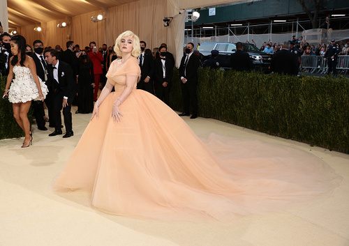 Billie Eilish marcou o MET Gala de 2021 com um vestido elegante - Foto: Getty Images