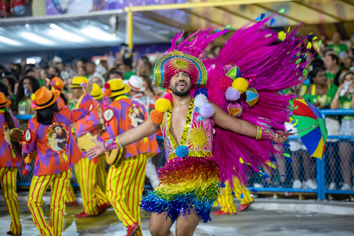 Com fantasia colorida, Gil do Vigor animou a Sapucaí